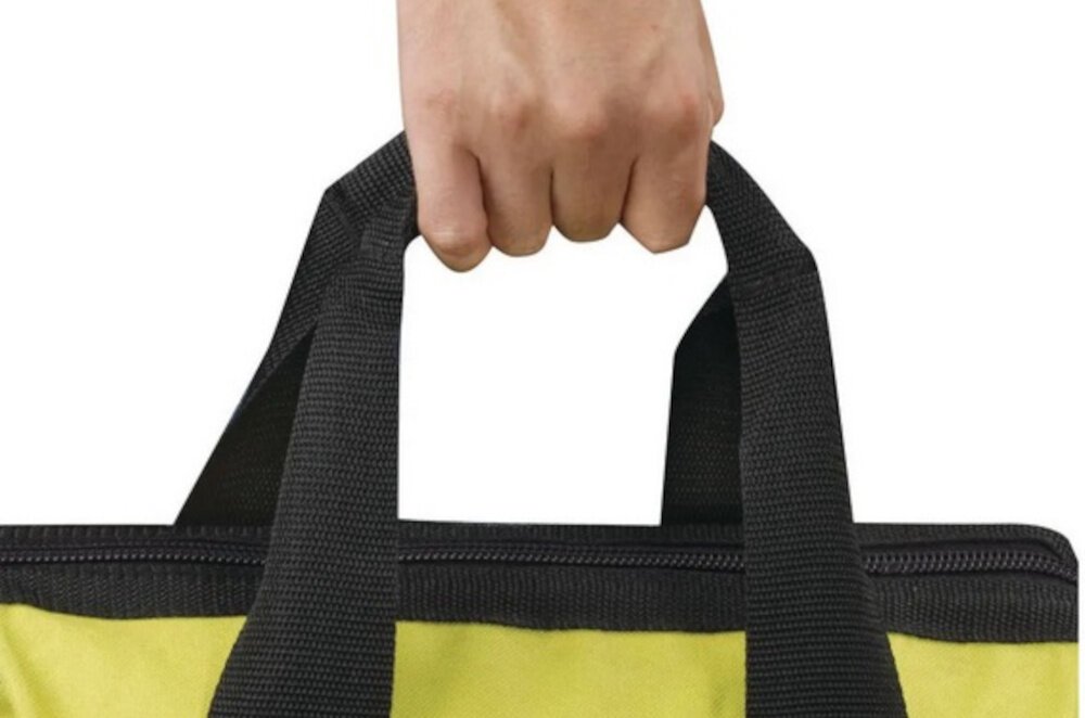 Torba narzędziowa RYOBI RTB02 białe tło zbliżenie na uchwyty osoba trzyma dłoń na uchwytach wytrzymałe uchwyty wykonane ze wzmocnionych materiałów nylonowe paski stabilne uchwyty bezpieczeństwo