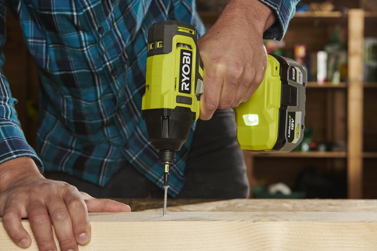 Akumulator RYOBI RC18120-120C 2Ah 18V ładowarka nieprzerwana praca zestaw zasilający Monitor Naładowania Technologia IntelliCell Wielozadaniowa YOBI 18V ONE plus