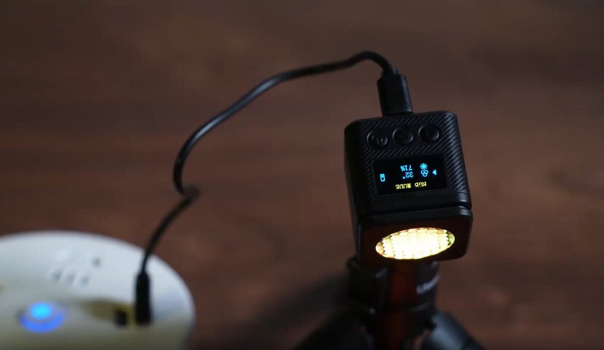 Lampa LED ULANZI L2 RGB Wyświetlacz OLED Programy tematyczne Praca w przestrzeni barw RGB Wyposażenie wymiary waga