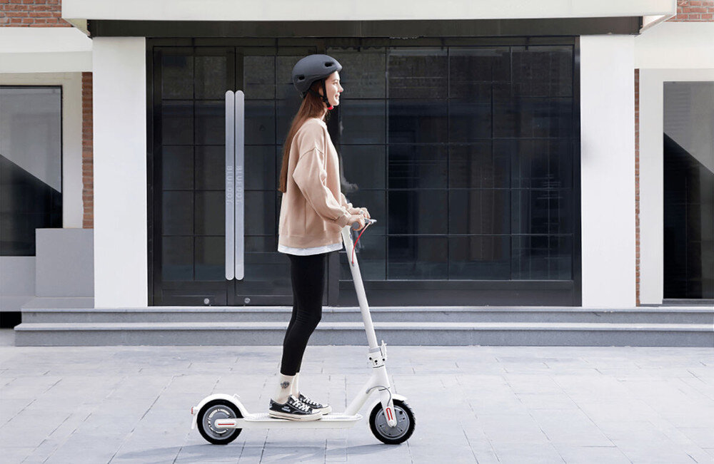 Hulajnoga elektryczna XIAOMI 3 Lite Biały w białym kolorze z myślą o stylu miejskim wysokiej jakości elektroniczne podzespoły prosta minimalistyczna konstrukcja w warunkach miejskich na długodystansowych trasach