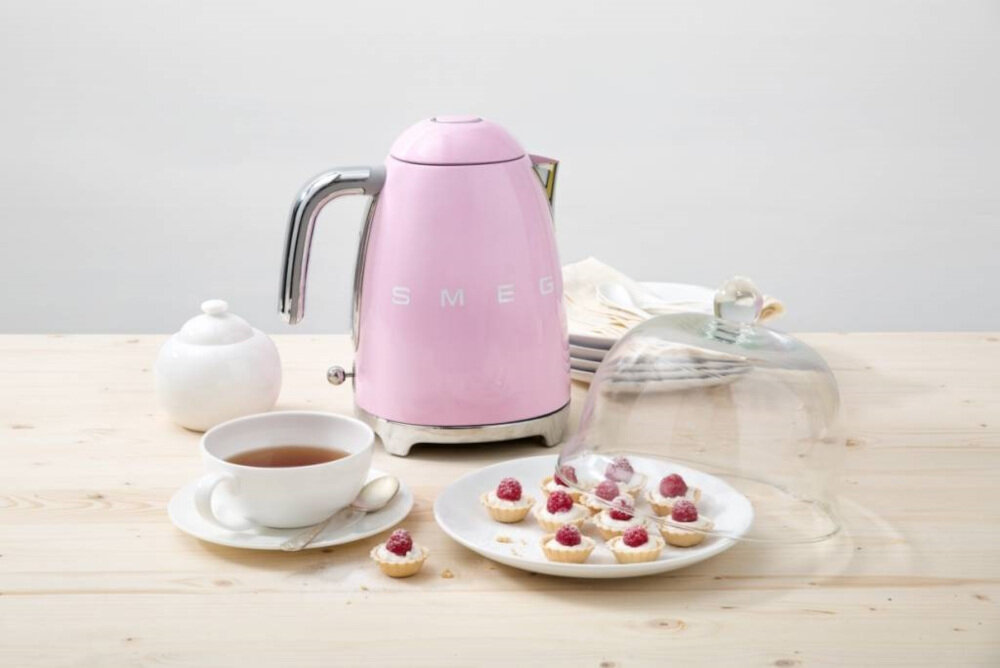 Чайник SMEG KLF03WHMEU Білий Зручні рішення для використання Поворотна основа на 360° Система м’якого відкривання, що відкриває кришку одним дотиком для зберігання шнура