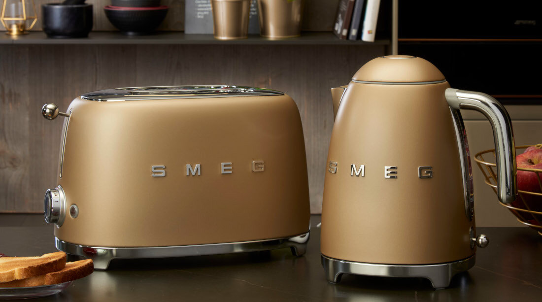 Toster SMEG TSF01CHMEU Złoty zdjęcie lifestyle Mobilna forma wymiary łatwo zachować porządek i funkcjonalność 