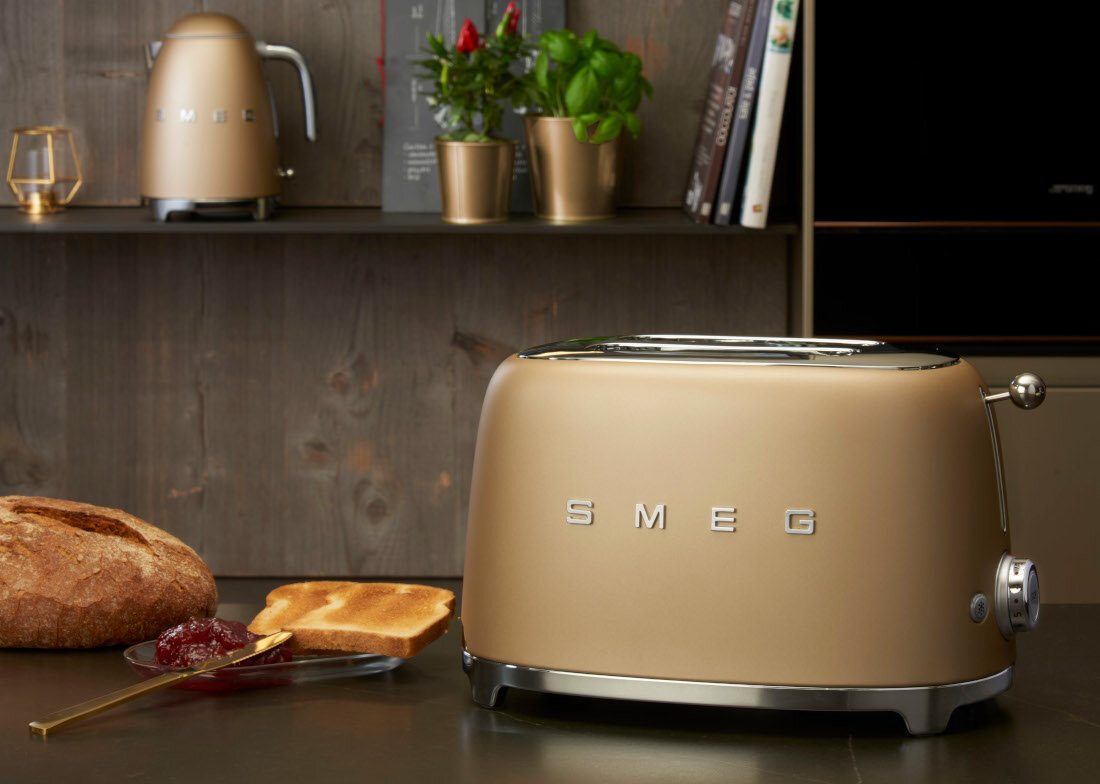 Toster SMEG TSF01CHMEU Złoty zdjęcie lifestyle 6 poziomów opiekania Sześć poziomów opiekania preferencje