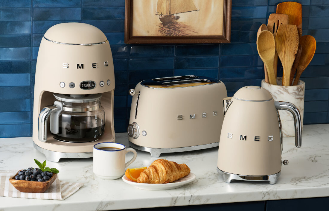 Toster SMEG TSF01CHMEU Złoty zdjęcie lifestyle przygotowanie bajgli Funkcja opiekania 