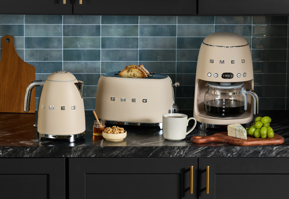 Toster SMEG TSF01CHMEU Złoty zdjęcie lifestyle Automatyczne wysuwanie