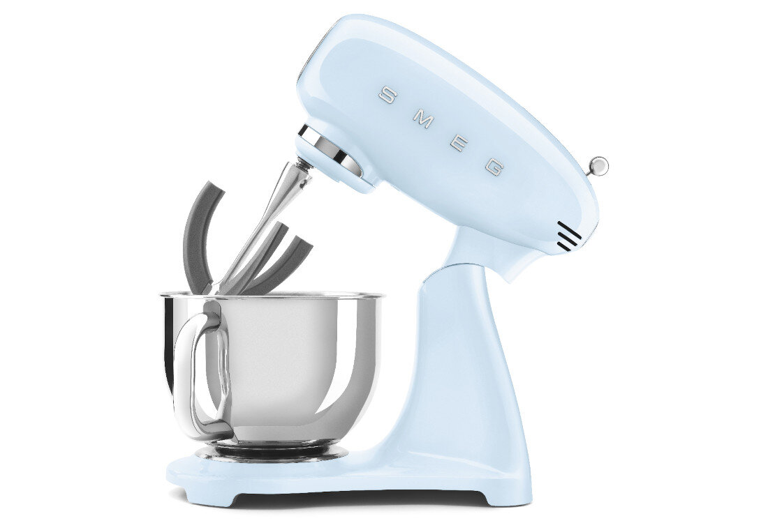 Robot kuchenny planetarny SMEG 50's Style SMF03PBEU 800W Intuicyjna obsługa Podnoszenie korpusu za pomocą jednego przycisku łatwy dostęp do portu akcesoriów z przodu