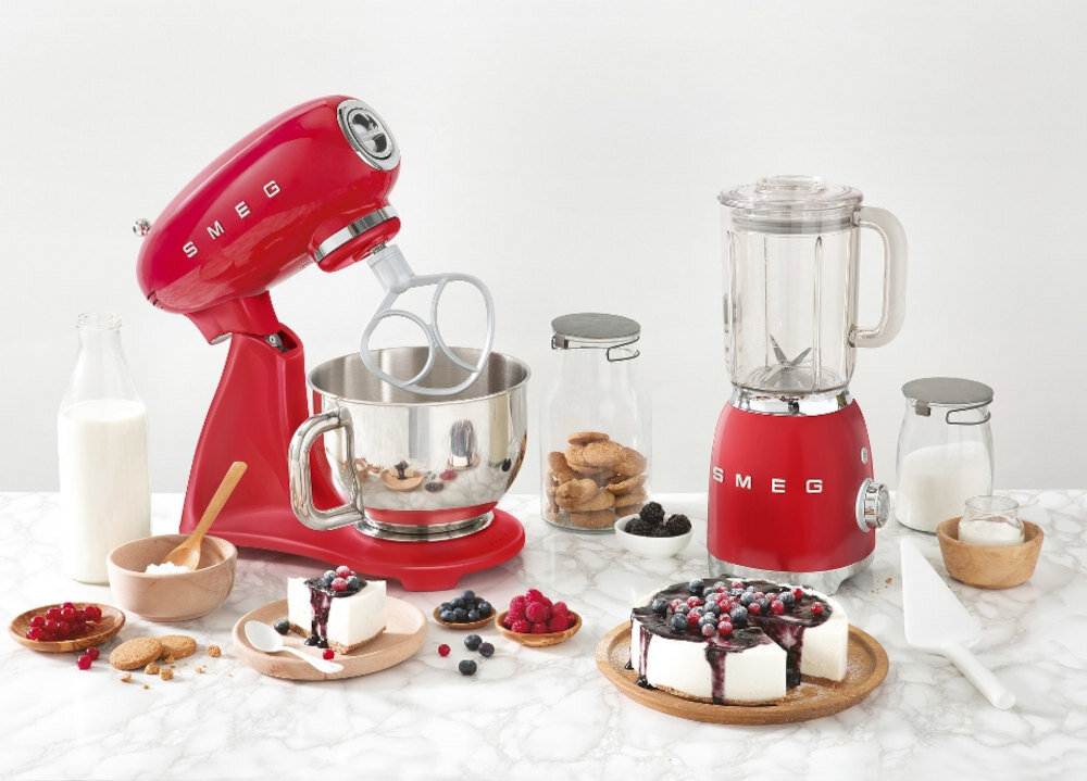 Robot kuchenny planetarny SMEG 50's Style SMF03PKEU 800W Pełna kontrola nad prędkością Dziesięć poziomów prędkości funkcja płynnego startu dopasowanie tempo Oznaczenia przy dźwigni wybór ustawienia wygoda działanie