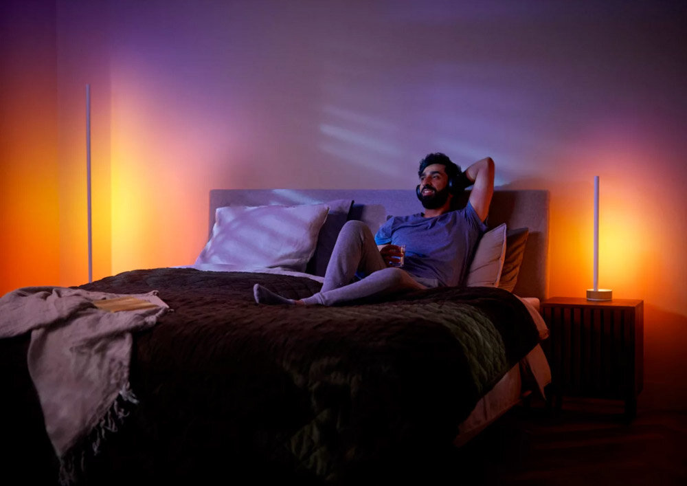 Lampa podłogowa PHILIPS HUE Signe Gradient 215946 Bluetooth synchronizacja światła z filmem grą muzyką dynamicznie reagować zmieniając kolor i natężenie kinowe aranżacje świetlne niezliczone opcje oświetlenia