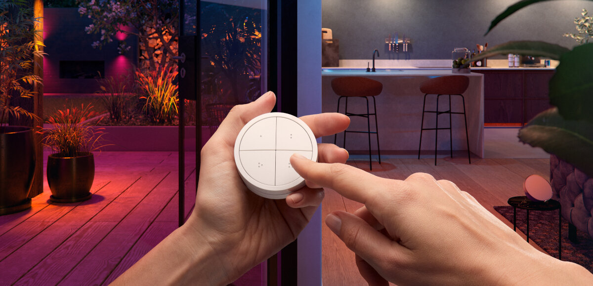 Przełącznik PHILIPS HUE Tap dial Switch Biały, pokój, strefa, Hue, aranżacja, dłoń reguluje przełącznik w 2 pomieszczeniach pod względem jasności i kolorów