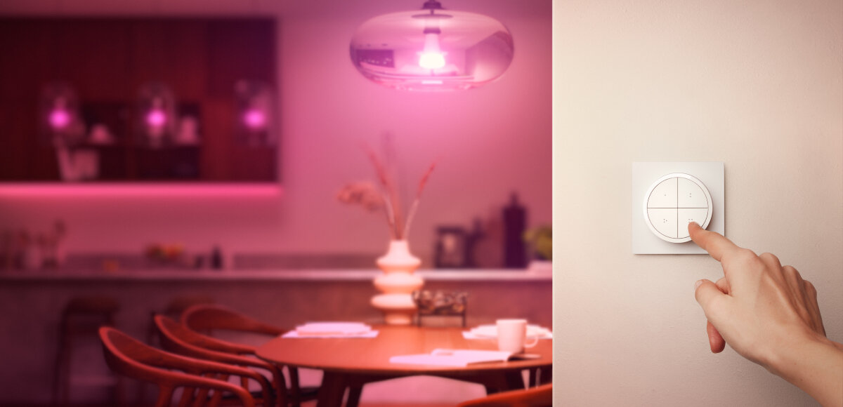 Przełącznik PHILIPS HUE Tap dial Switch Biały, podkładki, magnes, wbudowanie, pilot, Dłoń reguluje przez przełącznik światło w pokoju gościnnym