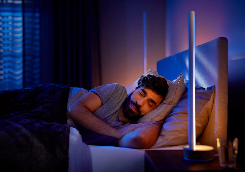 Lampa stołowa PHILIPS HUE Signe Gradient 215947 Bluetooth podstawa w odcieniach drewna smukła konstrukcja wyrazisty element subtelny akcent
