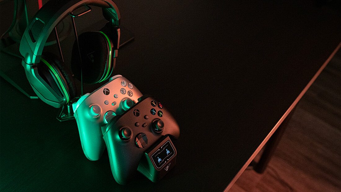Stacja dokująca TURTLE BEACH do padów Xbox Series X/S + 2 akumulatory zdjęcie stacji lifestyle