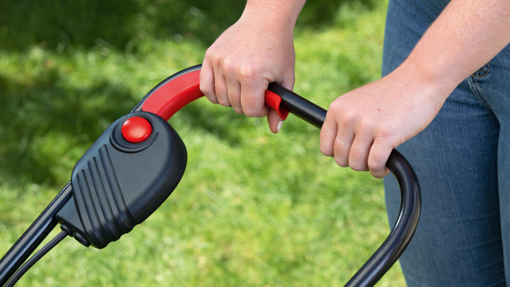 Kosiarka akumulatorowa BOSCH Easy Mower 18V-32-200 06008B9D01 uchwyt typu Standard odpowiednia pozycja ciala wlaczniki