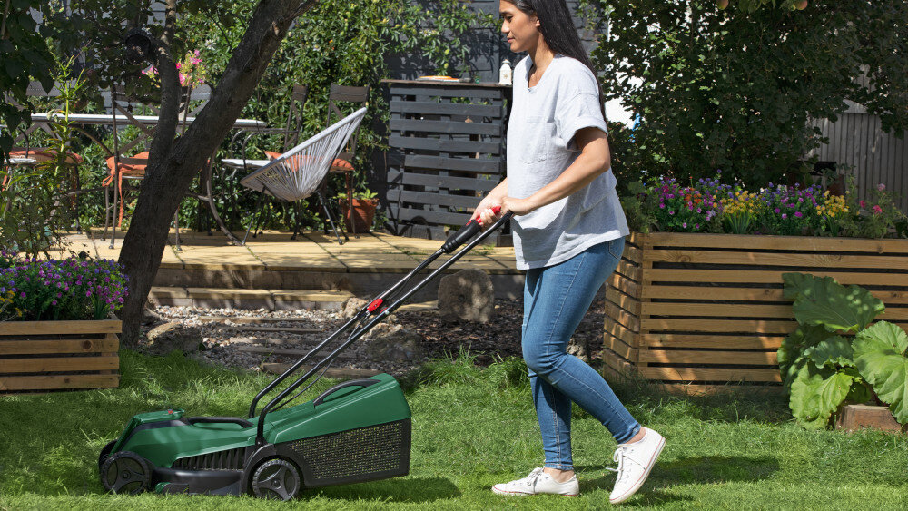 Kosiarka akumulatorowa BOSCH EasyMower 18V-32-200 06008B9D00 osoba kosi trawnik ogród w tle taras 3-stopniowa osiowa regulacja wysokości cięcia w zakresie od 20 do 60 mm łatwo i szybko dopasować wysokość trawy do aktualnych potrzeb