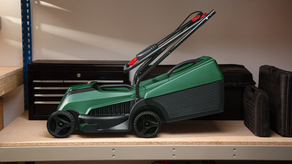 Kosiarka akumulatorowa BOSCH EasyMower 18V-32-200 06008B9D00 szopa półka na półce złożona kosiarka niewielkie wymiary 1120 x 355 x 995 mm łatwa w przechowywaniu górny uchwyt jest łatwy do złożenia