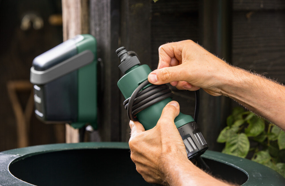 Pompa do wody BOSCH GardenPump 18V-2000 06008C4203 akumulatorowa zintegrowany przewod dlugosc 2,5 metra mozna odlaczyc sterownik akumulatora