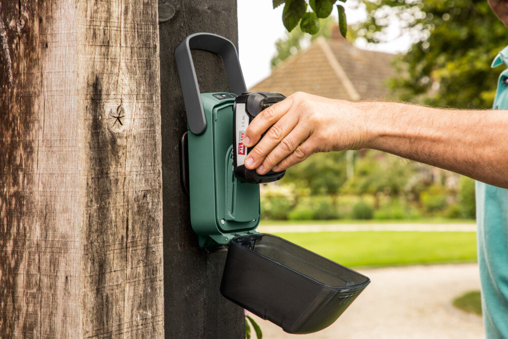 Pompa do wody BOSCH GardenPump 18V-2000 06008C4202 akumulatorow seri Power For All 18 V akumulator 18 V pojemnosc 2,5 Ah praca przez okolo 30 minut sterownik ladowarka