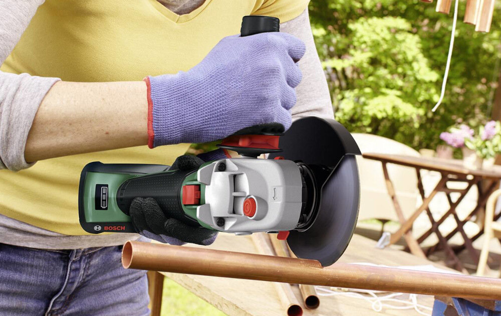 Szlifierka kątowa BOSCH Professional AdvancedGrind 18V-80 06033E5100 beznarzędziowo ustawiana osłona regulacja emisji pyłu i iskrzenia zabezpieczenie przed restartem po nagłej utracie zasilania