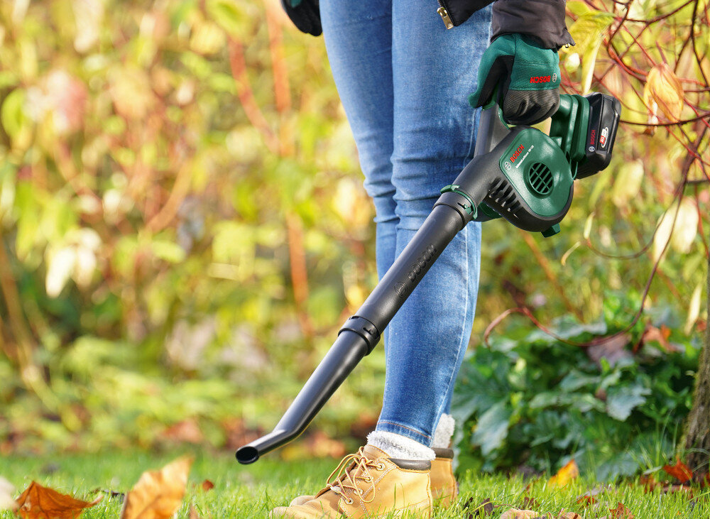 Dmuchawa do liści BOSCH UniversalLeafBlower 18V-130 06008A0601 porzadek sprzatanie czyszczenie