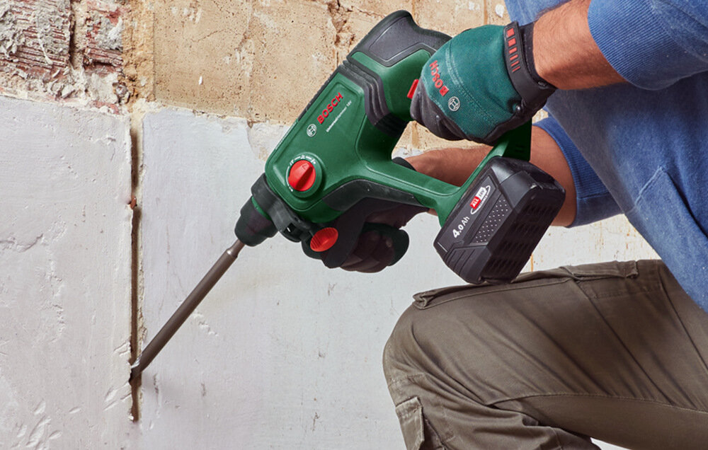 Młotowiertarka BOSCH UniversalHammer 18V Uniwersalne zastosowanie do pracy w murze drewnie betonie metalu solidna niezawodna lekka 2,0 kg niewielka konstrukcja