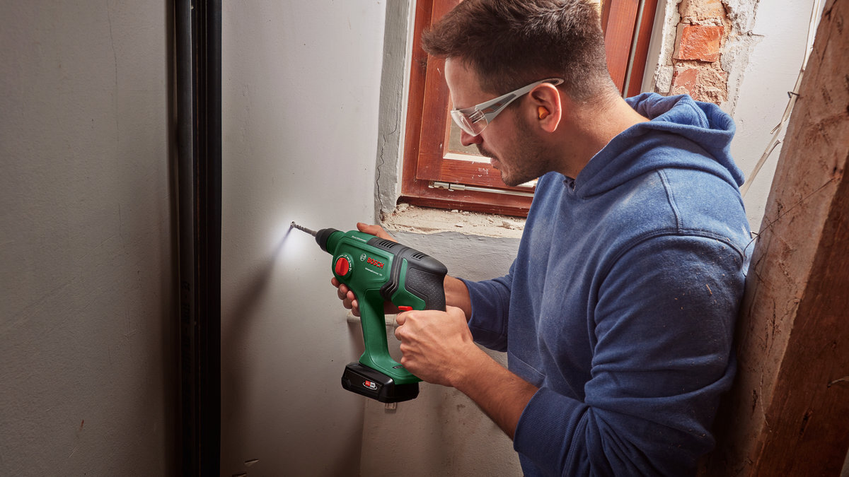 Młotowiertarka akumulatorowa BOSCH Universal Hammer 18V  dioda rękojeść sprzęgło