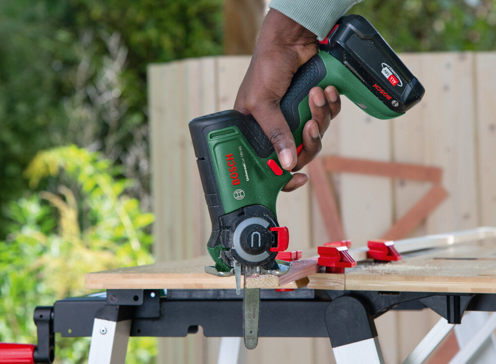 Piła akumulatorowa BOSCH Universal Cut 18V-65 wydajna do ciecia w drewnie materialach drewnopodobnych tworzywach sztucznych do przycinania galezi zaawansowane technologie solidna konstrukcja precyzyjna wydajna
