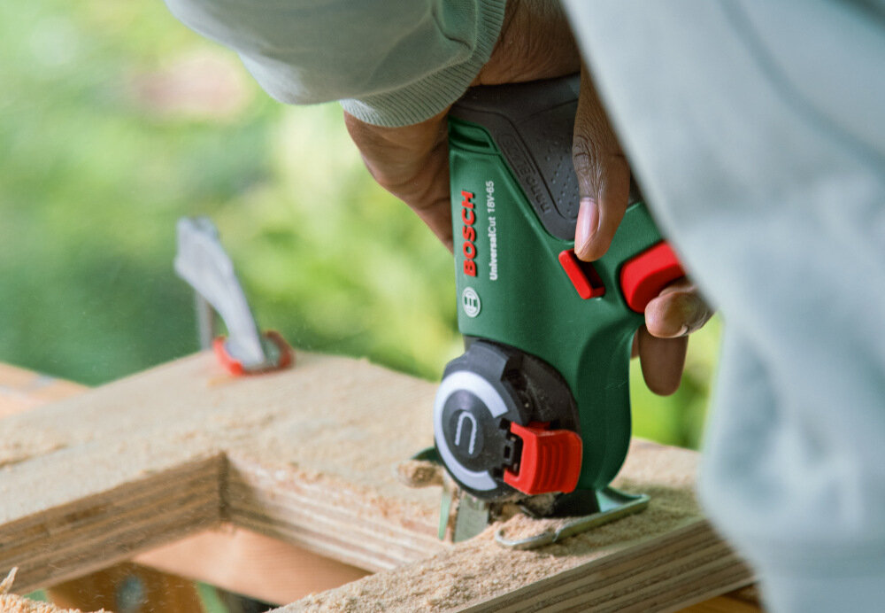 Piła akumulatorowa BOSCH Universal Cut 18V-65 do wszelkich prac ogolnobudowlanych ciecie wglebne na maksymalna glebokosc w drewnie do 65 mm w tworzywach sztucznych do 30 mm
