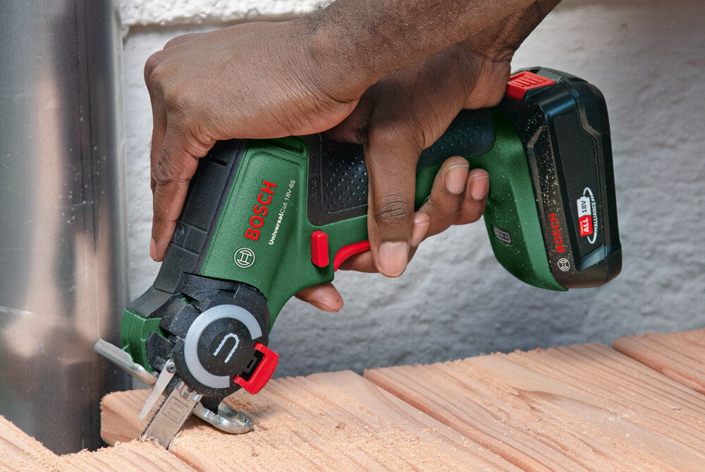 Piła akumulatorowa BOSCH Universal Cut 18V-65 system Bosch Constant Electronic lagodny rozruch szybka regulacja predkosci pracy sila nacisku na wlacznik predkosc w zakresie 0-8000 obr/min