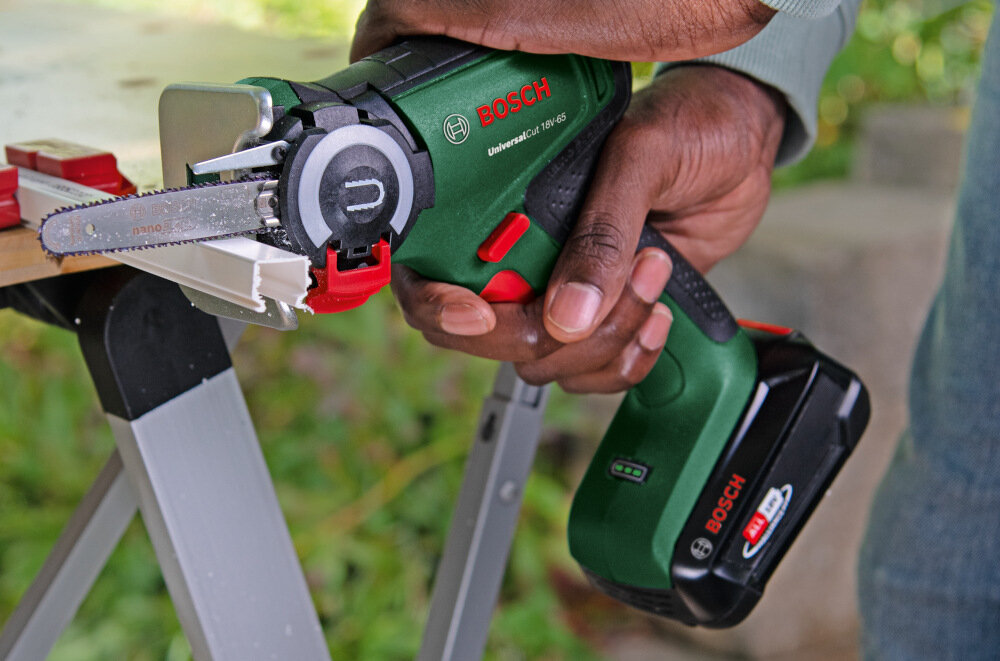 Piła akumulatorowa BOSCH Universal Cut 18V-65 wskaznik stanu naadowania akumulatora