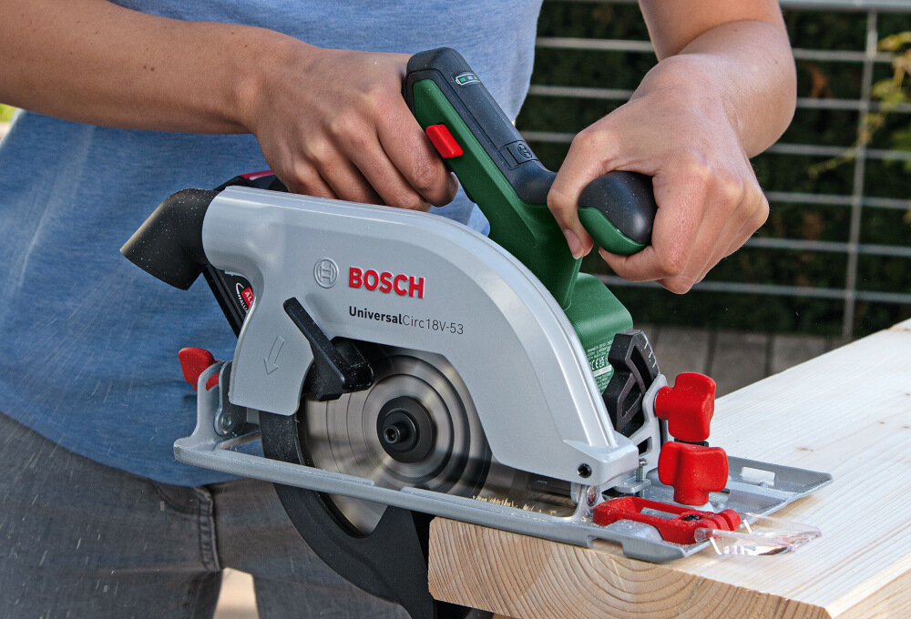 Pilarka tarczowa BOSCH Universal Circ 18V-53 06033B1400 do ciecia drewna materialow drewnopodobnych plyt wiorowych na glebokosc od 53 mm wysoka predkosc obrotowa do 4300 obr/min