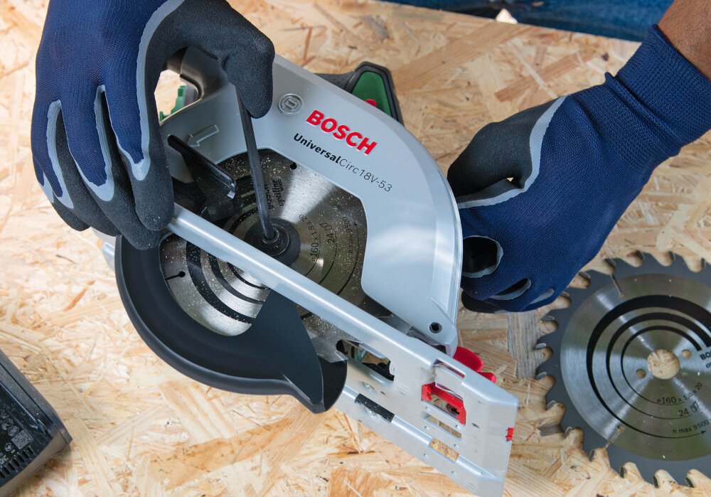 Pilarka tarczowa BOSCH Universal Circ 18V-53 06033B1400 dla profesjonalistow dla majsterkowiczow blkada wrzeciona