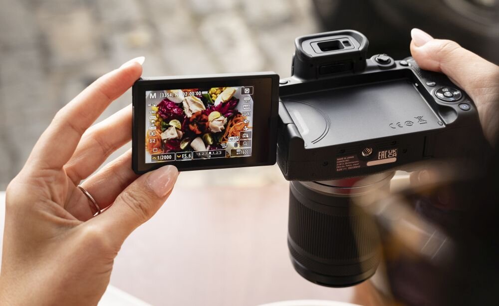 Aparat CANON EOS R10  zdjęcia obiektyw ekran wizjer ogniskowa przysłona migawka obudowa bateria zasilanie filmy nagrywanie rozdzielczość matryca rozmiar przekątna tryby iso montaż lampa światło przyciski sterowanie menu kontrast jasność balans bieli filtry cmos karta pliki format zapis seria