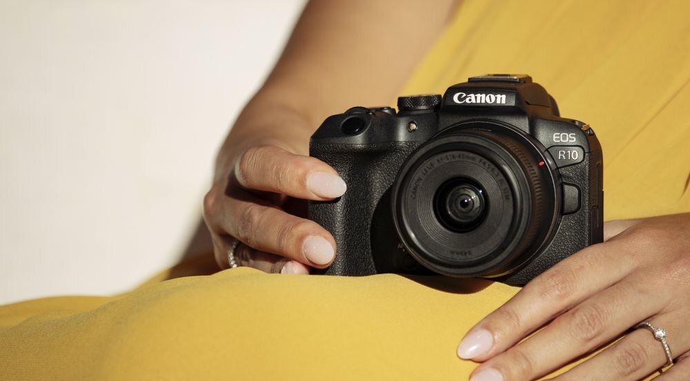 Aparat CANON EOS R10  zdjęcia obiektyw ekran wizjer ogniskowa przysłona migawka obudowa bateria zasilanie filmy nagrywanie rozdzielczość matryca rozmiar przekątna tryby iso montaż lampa światło przyciski sterowanie menu kontrast jasność balans bieli filtry cmos karta pliki format zapis seria