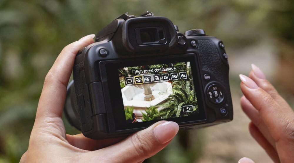 Aparat CANON EOS R10  zdjęcia obiektyw ekran wizjer ogniskowa przysłona migawka obudowa bateria zasilanie filmy nagrywanie rozdzielczość matryca rozmiar przekątna tryby iso montaż lampa światło przyciski sterowanie menu kontrast jasność balans bieli filtry cmos karta pliki format zapis seria