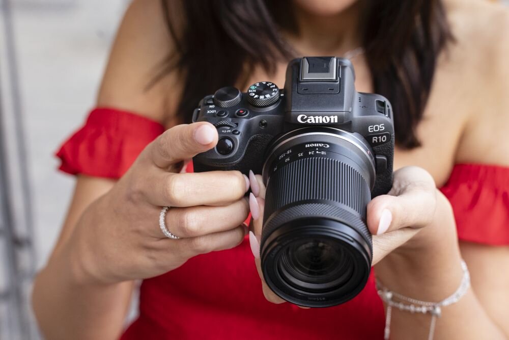Aparat CANON EOS R10  zdjęcia obiektyw ekran wizjer ogniskowa przysłona migawka obudowa bateria zasilanie filmy nagrywanie rozdzielczość matryca rozmiar przekątna tryby iso montaż lampa światło przyciski sterowanie menu kontrast jasność balans bieli filtry cmos karta pliki format zapis seria