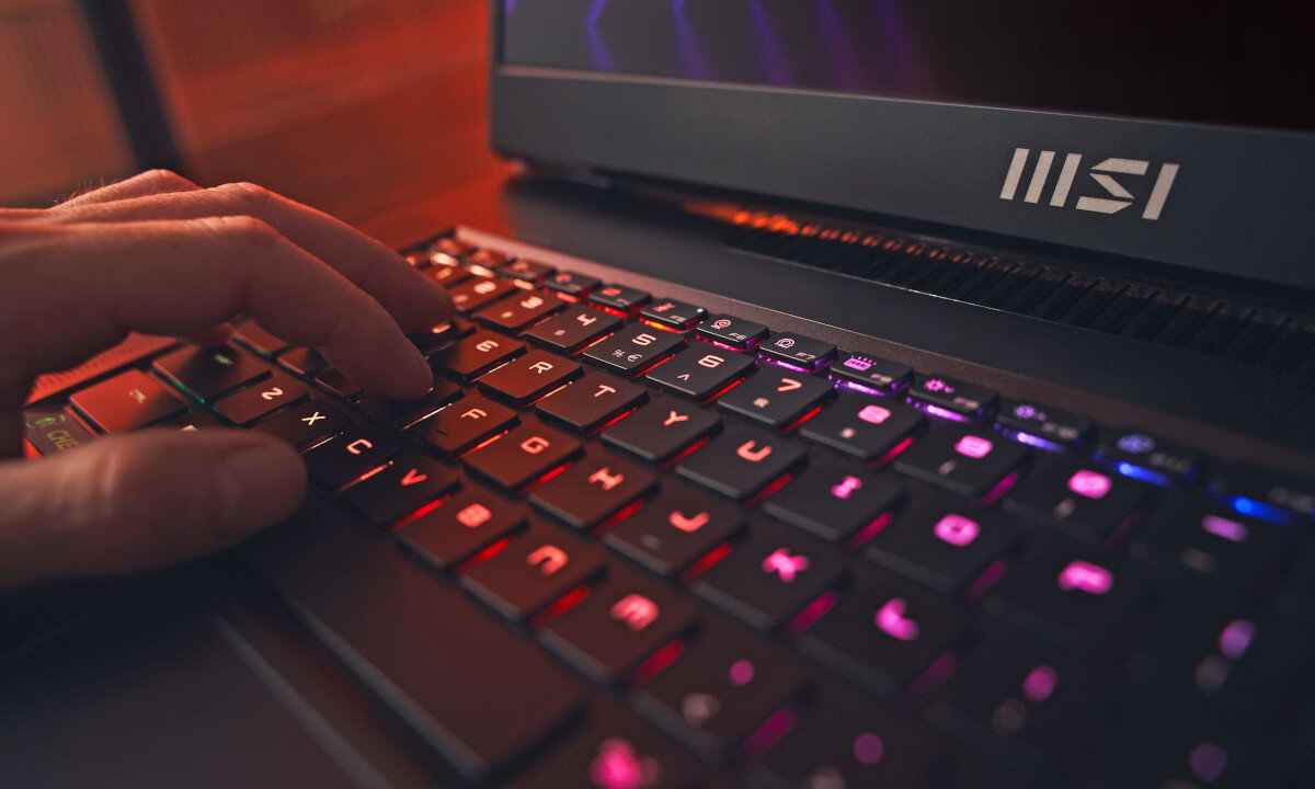 Laptop MSI Titan GT77HX 13VH-049PL podświetlenie kolory motywy wygląd