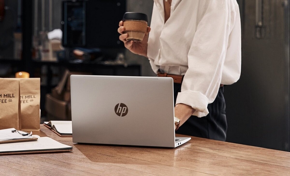 Laptop HP matowa matryca procesor rdzenie taktowanie wydajność rozrywka praca kąty widzenia rozdzielczość karta graficzna jakość dysk RAM ekran częstotliwość złącza