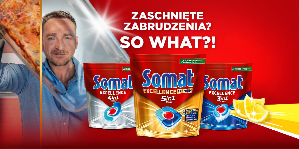 Kapsułki do zmywarki SOMAT Excellence 4w1 - 28 szt. Reklama tabletek do zmywarki Somat Excellence Caps. Na czerwono-żółtym tle widać uśmiechniętego mężczyznę trzymającego czysty talerz oraz trzy opakowania kapsułek Somat (3in1, 4in1, 5in1). Napis: ZASCHNIĘTE ZABRUDZENIA? SO WHAT?!