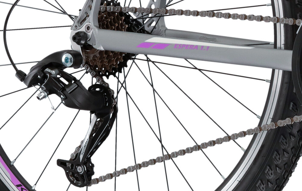 Rower górski MTB KROSS Espera 1.1 D17 26 cali damski Srebrny 21 przełożeń przerzutka przednia i tylmna marki SUNRACE szybka i lekka zmiana przełożeń precyzyjne równomierne płyna i łatwa zmiana przełożeń