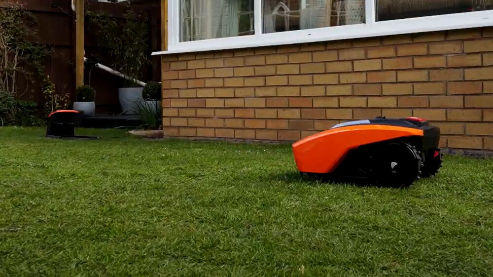 Robot koszący YARD FORCE YF-RE260 sterowanie Bluetooth stacja dokująca robot będzie się sam ładował czas ładowania około 100 minut