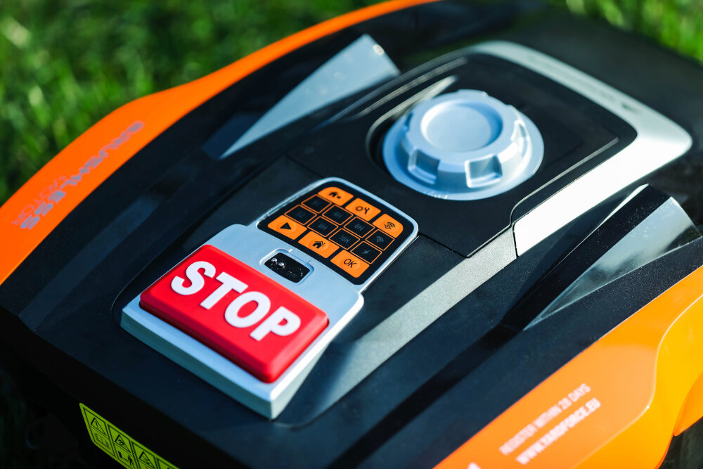 Robot koszący YARD FORCE YF-RC400RIS sterowanie Wi-Fi wbudowany panel sterujący pełna kongrola nad urządzaniem konfiguracja Plug&play