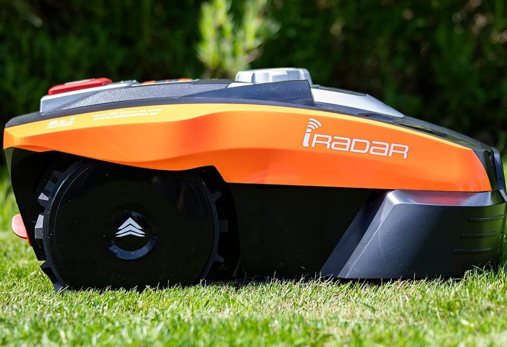 Robot koszący YARD FORCE YF-RC400RIS sterowanie Wi-Fi silnik bezszczotkowy akumulator Li-Ion pojemność 2,0 Ah napięcie 20 V powierzchnia trwanika do 400 m2
