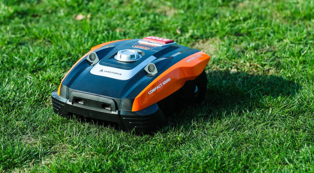 Robot koszący YARD FORCE YF-RC400RIS sterowanie Wi-Fi stacja dokującej czas ładowania około 100 minut