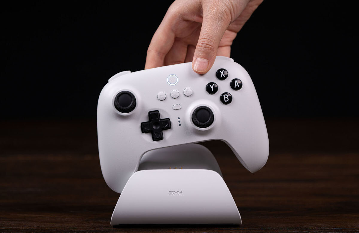 Kontroler 8BITDO Ultimate 2.4 g Biały + Stacja ładująca zasilanie akumulator wytrzymałość łączność podłączenie kompatybilność czas działania