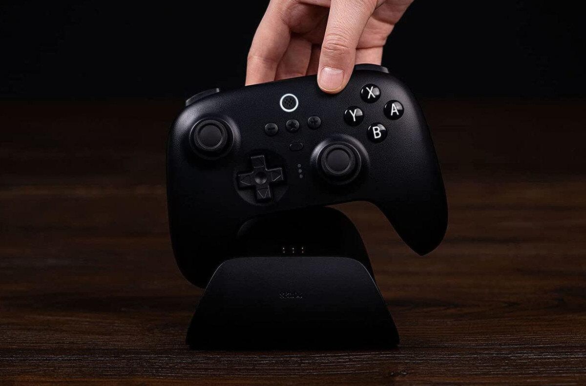 Kontroler 8BITDO Ultimate Bluetooth Czarny + Stacja ładująca zasilanie akumulator wytrzymałość łączność podłączenie kompatybilność czas działania