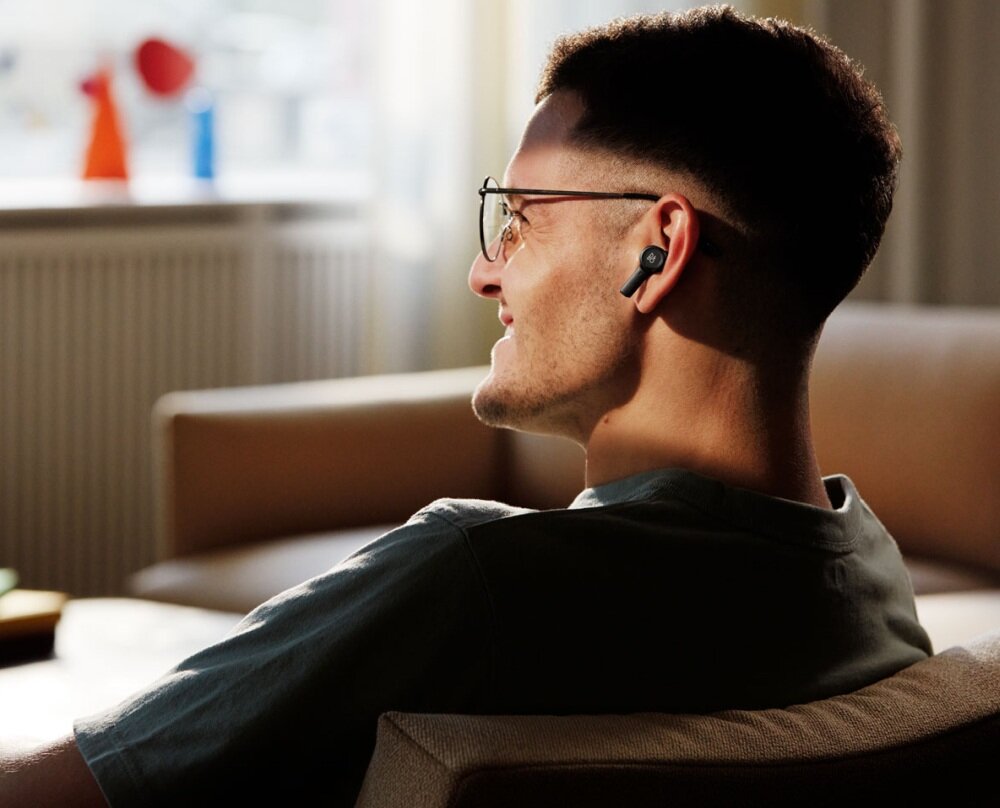 Słuchawki dokanałowe BANG & OLUFSEN Beoplay EX dźwięk jakość bezprzewodowe ładowanie praca brzmienie basy