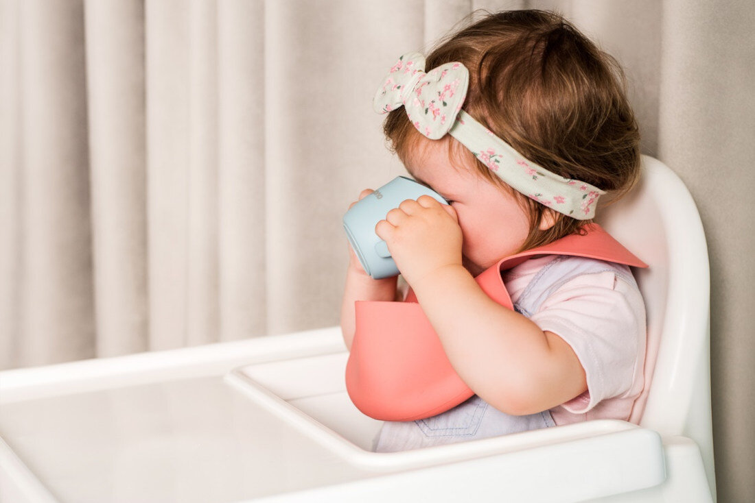 Kubek BABYONO Flow 1463/03 Niebieski proste uzytkowanie pojemnosc 120 ml chwyt