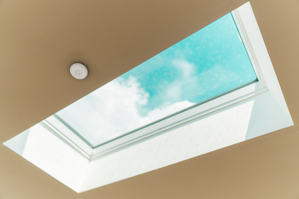 Czujnik dymu TESLA TSL-SEN-SMOKE elegancki design latwa instalacja dwie sruby lub tasma dwustronna