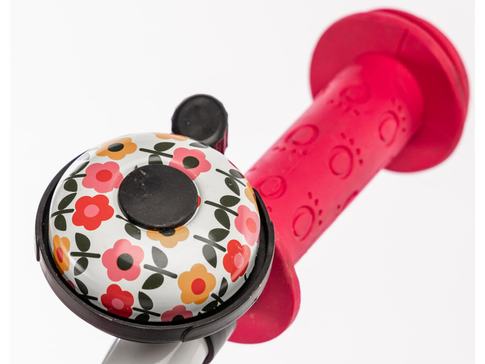 Rower dziecięcy KARBON Star 16 cali dla dziewczynki Różowy najwyższy komfort jazdy dziecko nie odczuje dyskomfortu zapewniona odpowiednia pozycja ciała czerwone uchwyty kierownicy z antypoślizgowego materiału dzwonek w kwiatki