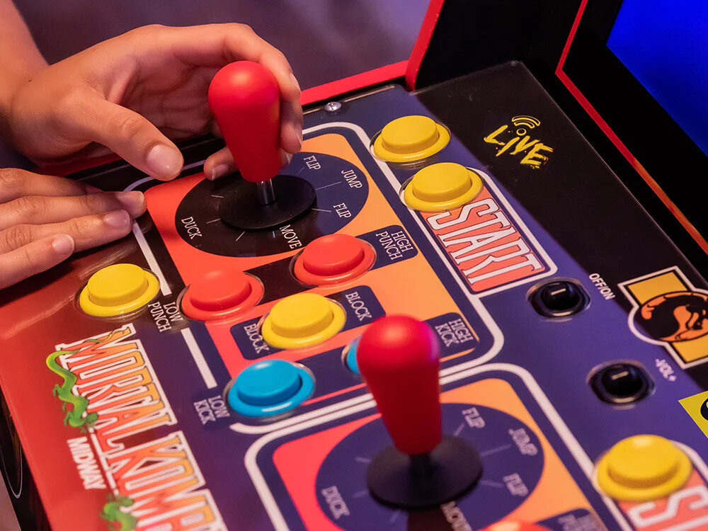 Konsola ARCADE1UP Mortal Kombat Midway wygląd muzyka dźwięk gniazda ekran przekątna joysticki
